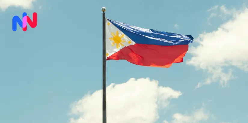 Drapeau philippin flottant dans le ciel