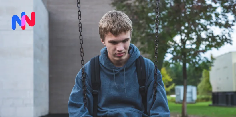 Adolescent avec un regard triste sur une balançoire